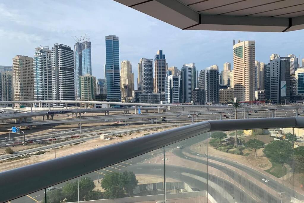 Appartamento Cozy 2Bhk Near To Dmcc Metro Station -505 Dubai Esterno foto