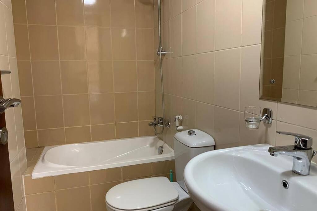Appartamento Cozy 2Bhk Near To Dmcc Metro Station -505 Dubai Esterno foto
